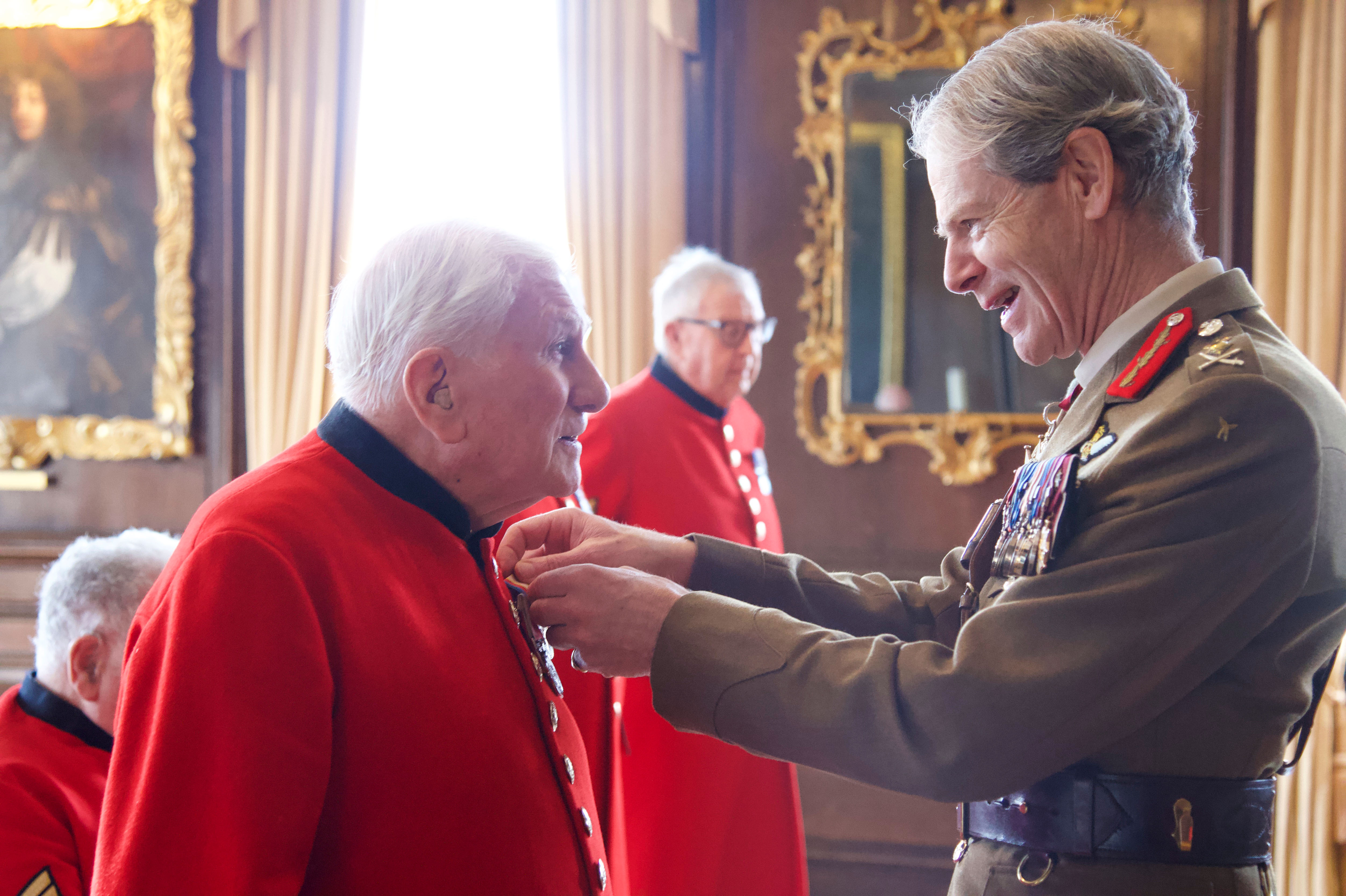Governor presents medal to Chelsea Pensioner James Little