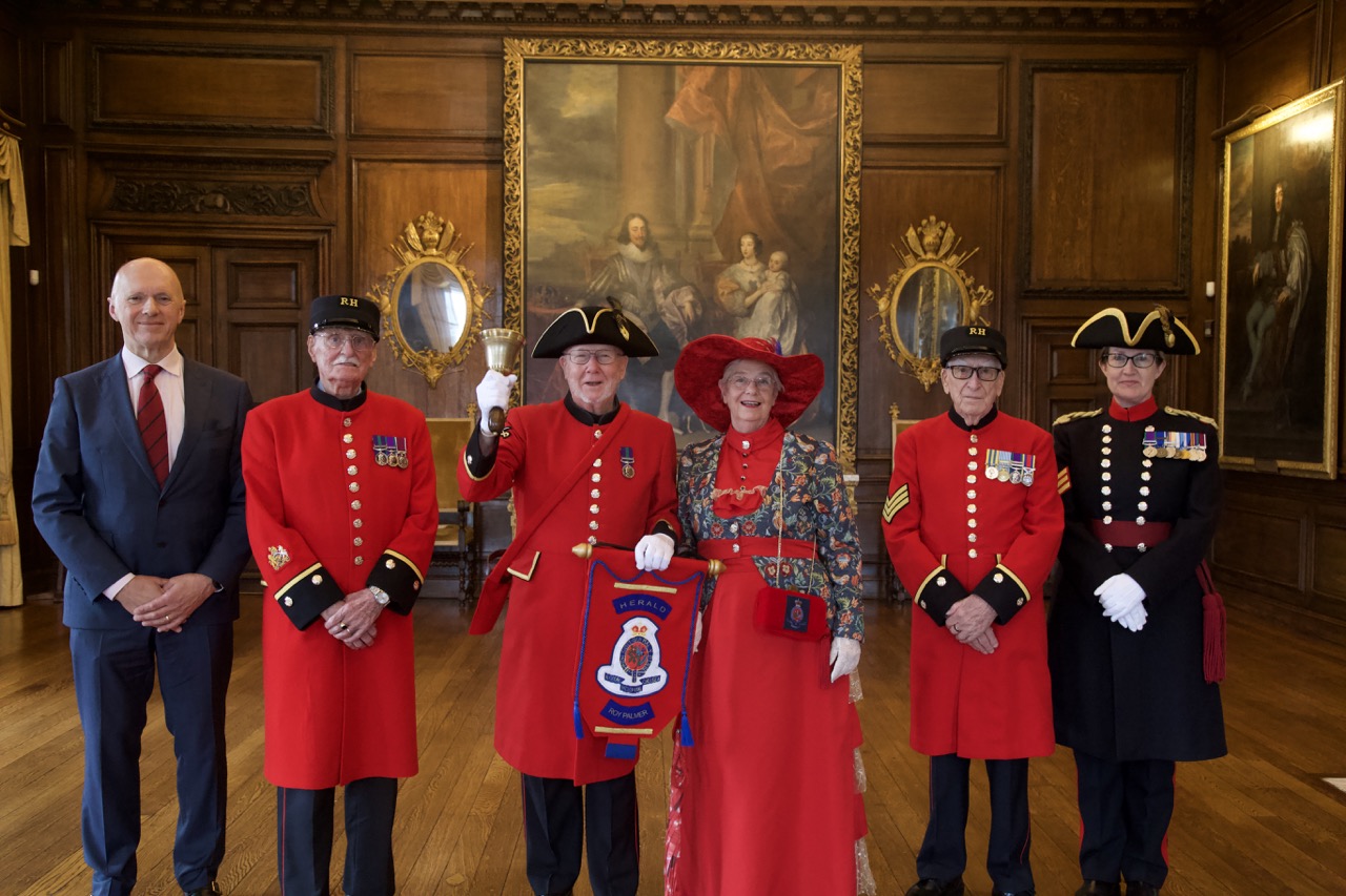 Roy Palmer, accompanied by fellow Chelsea Pensioners and Royal Hospital CEO & staff